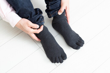 5本指ソックスを履いた足元