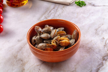 Steamed vongole clams with spices © Andrei Starostin