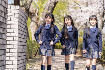 並んで歩く学生