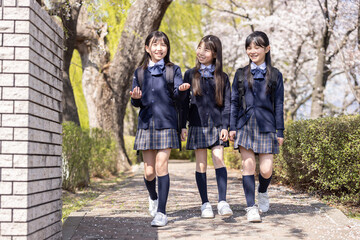 並んで歩く学生