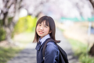 笑顔で振り返る女の子