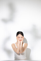 スキンケアをする女性