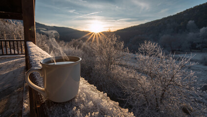 霜の朝、白いマグと凍る手すりが見える山小屋のバルコニーの眺め