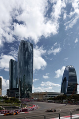Obraz premium BAKU, AZERBAIJAN - SEPTEMBER 21, 2025: Baku City Circuit during the 2025 Azerbaijan Grand Prix. Modern skyscrapers and the Port Baku area contrasted with F1 cars racing on the street track