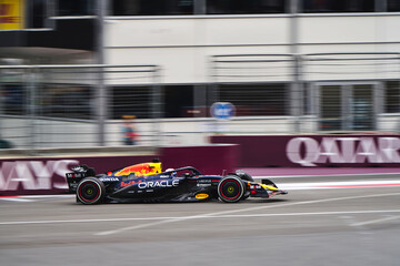 Naklejka premium BAKU, AZERBAIJAN - SEPTEMBER 21, 2025: A high-speed action shot of the Oracle Red Bull Racing Formula 1 car driving past the Qatar Airways signage during the Azerbaijan Grand Prix