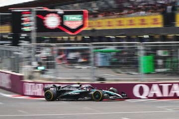 Naklejka premium BAKU, AZERBAIJAN - SEPTEMBER 21, 2025: Andrea Kimi Antonelli drives the Mercedes-AMG PETRONAS W16 during the Formula 1 Azerbaijan Grand Prix at Baku City Circuit