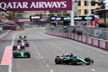 Naklejka premium BAKU, AZERBAIJAN - SEPTEMBER 21, 2025: Lance Stroll in the Aston Martin Aramco AMR25 leads a group of Formula 1 cars during the Azerbaijan Grand Prix