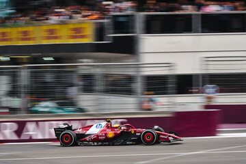 Naklejka premium BAKU, AZERBAIJAN - SEPTEMBER 21, 2025: Lewis Hamilton maneuvers his Scuderia Ferrari HP car through the Baku City Circuit during the Formula 1 Azerbaijan Grand Prix