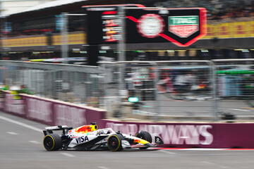Naklejka premium BAKU, AZERBAIJAN - SEPTEMBER 21, 2025: New Zealand driver Liam Lawson pilots the Visa Cash App Racing Bulls VCARB 02 during the Formula 1 Azerbaijan Grand Prix