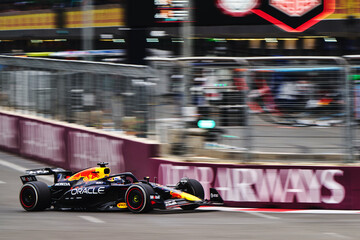 Naklejka premium BAKU, AZERBAIJAN - SEPTEMBER 21, 2025: Mexican driver Sergio Perez maneuvers the Oracle Red Bull Racing RB20 through the streets of the Baku City Circuit during the Formula 1 Azerbaijan Grand Prix