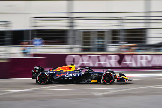 BAKU, AZERBAIJAN - SEPTEMBER 21, 2025: An Oracle Red Bull Racing RB21 Formula 1 car speeds along the Baku City Circuit during the 2025 Azerbaijan Grand Prix