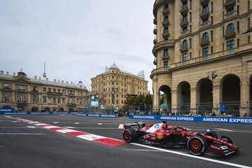 Obraz premium BAKU, AZERBAIJAN - SEPTEMBER 21, 2025: Charles Leclerc pilots the Scuderia Ferrari HP SF-25 during the Formula 1 Azerbaijan Grand Prix at the Baku City Circuit