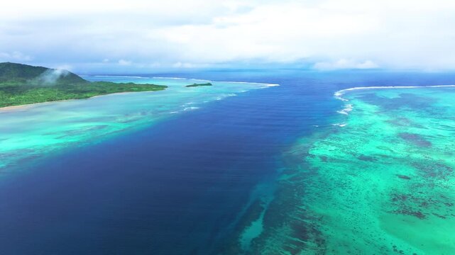 ヨナラ水道（沖縄県竹富町）※左側が西表島