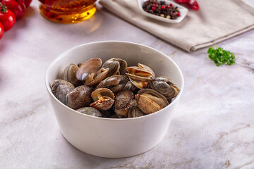 Steamed vongole clams with spices © Andrei Starostin