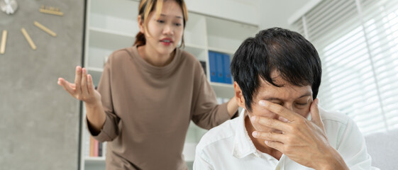 Obraz premium Divorce. Asian couples are desperate and disappointed after marriage. Husband and wife are sad, upset and frustrated after quarrels. distrust, love problems, betrayals. family problem, teenage love