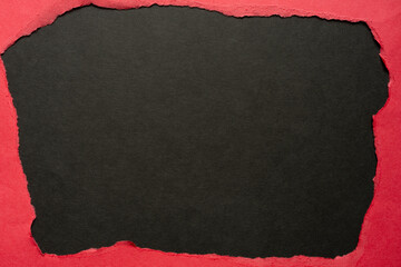 破れた赤色と黒色の画用紙	