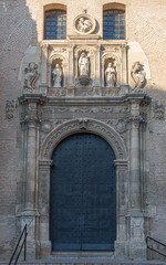 Portada y puerta principal de la iglesia de estilo mud&eacute;jar siglo XVI de san Gil y santa Ana en la ciudad de Granada, Espa&ntilde;a