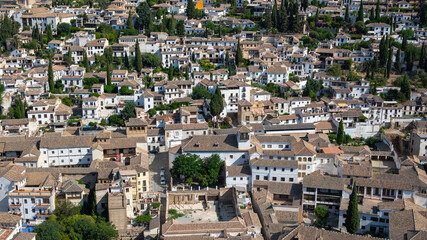 Tradicionales casas blancas y callejuelas espa&ntilde;olas en la ciudad vieja de Granada, Espa&ntilde;a
