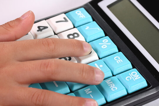 計算機で遊ぶ男の子の手