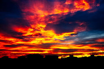 Fototapeta premium Tramonto su tetti cittadini