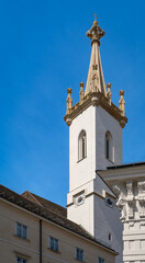 Fototapeta premium Schlichte Eleganz: Blick vom Lobkowitzplatz auf den weiß verputzten Turm der Wiener 