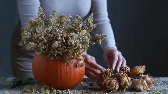 How to make a floral arrangement inside the pumpkin using dry flowers and plants only. Step by step, tutorial. Place dried roses in the arrangement - step 007
