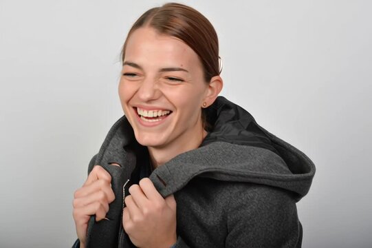 frau schaut in kamera model alfusteg mit mantel winter