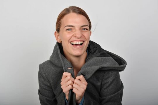 mantel, lachend, frau, bewegung, ki, animiert, blick, kamera, frau, business, person, halten, sch&ouml;nheit, beweglich, leute, business-frauen, anschauen, gestalten, hand, l&auml;chelnd, kommunikation, l&auml;cheln