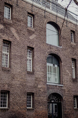 Naklejka premium Typische historische Hausfassaden an einer Gracht in Amsterdam, Niederlande
