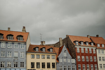 Fototapeta premium Typische bunte Hausfassaden im Hafen von Nyhavn, Kopenhagen, Dänemark