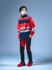 ユニフォームを着た男性の全身写真