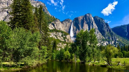 アメリカのヨセミテ国立公園のマーセド川