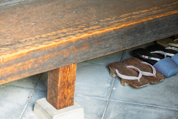 古民家の玄関の式台に並べられた下駄と草履　日本の伝統的な履物