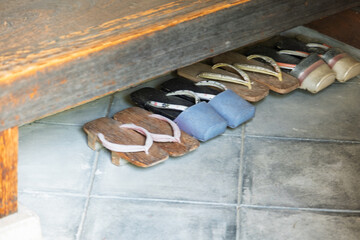 古民家の玄関の式台に並べられた下駄と草履　日本の伝統的な履物