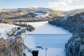 G&oacute;ry zimą, Beskid Śląski w Polsce, zamarznięte Jezioro Czernieńskie w Wiśle. Początek największej rzeki w Polsce Wisły.
