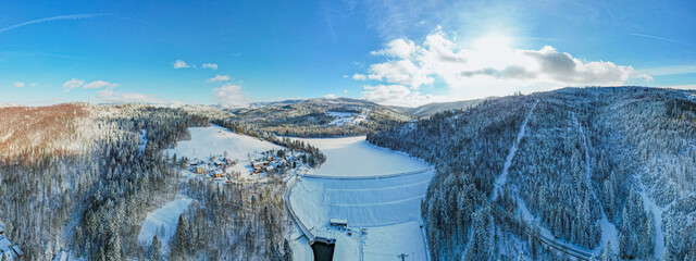 G&oacute;ry zimą, Beskid Śląski w Polsce, zamarznięte Jezioro Czernieńskie w Wiśle. Początek największej rzeki w Polsce Wisły.