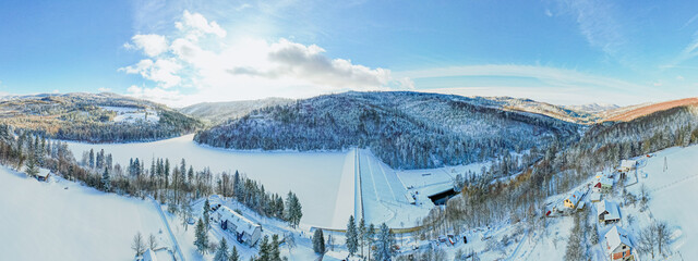 Góry zimą, Beskid Śląski w Polsce, zamarznięte Jezioro Czernieńskie w Wiśle. Początek największej rzeki w Polsce Wisły. © Franciszek