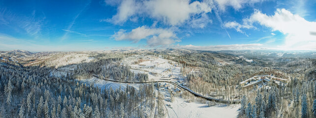 Góry zimą, Beskid Śląski w Polsce, zamarznięte Jezioro Czernieńskie w Wiśle. Początek największej rzeki w Polsce Wisły. © Franciszek