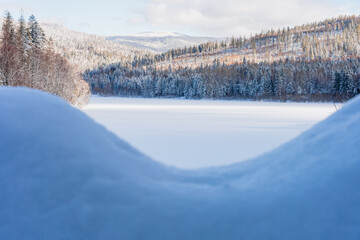 Góry zimą, Beskid Śląski w Polsce, zamarznięte Jezioro Czernieńskie w Wiśle. Początek największej rzeki w Polsce Wisły. © Franciszek