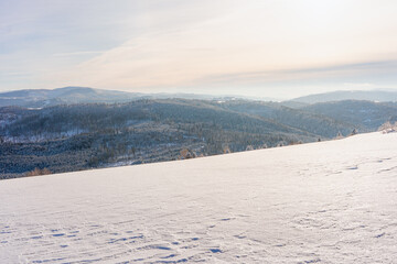 G&oacute;ry, Beskid Śląski w Polsce zimą. Panorama w Koniakowie na Śląsku.