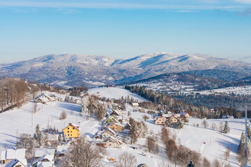 G&oacute;ry, Beskid Śląski w Polsce zimą. Panorama w Koniakowie na Śląsku.