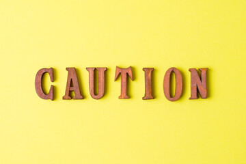 黄色い背景とCAUTIONの文字イメージ