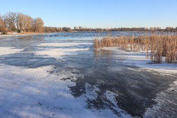 Winter in Berlin; Blick &uuml;ber den gefrorenen Tegeler See