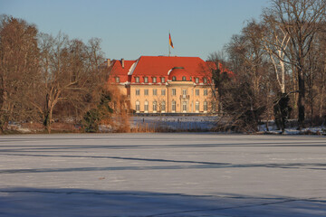 Winter in Berlin-Tegel; Blick &uuml;ber den Tegeler See zur historischen Borsig-Villa auf der Halbinsel Reihenwerder
