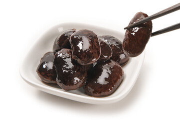 箸で摘んだ花豆の煮物