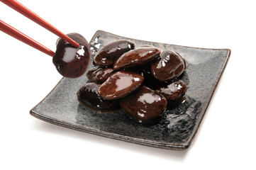 箸で摘んだ花豆の煮物