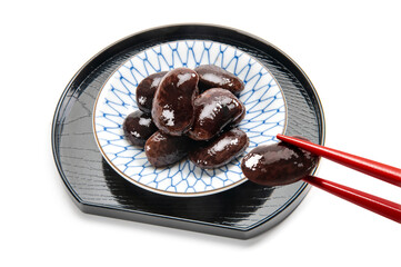 箸で摘んだ花豆の煮物