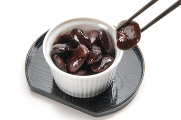 箸で摘んだ花豆の煮物