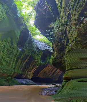 Bela gruta em santa catarina. com rio e natureza