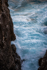 바위 절벽 아래의 푸른 물살